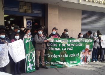 Trabajadores de la Caja Petrolera cumplen paro en demanda de la renuncia del administrador regional
