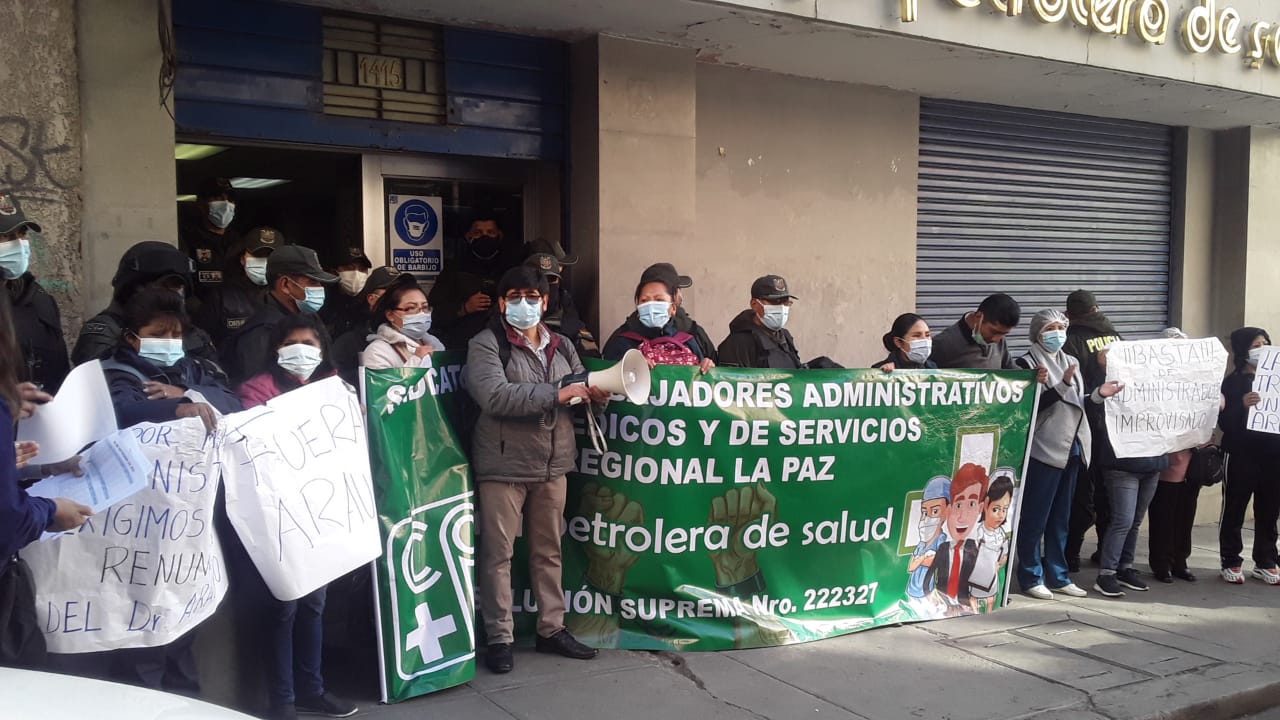 Trabajadores de la Caja Petrolera cumplen paro en demanda de la renuncia del administrador regional