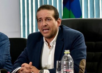 Ministro de Gobierno revela que algunos grupos quieren impedir el arribo de Camacho