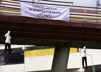 Cuelgan muñecos con rostro de Luis Fernando Camacho en La Paz y lo llaman ‘asesino’