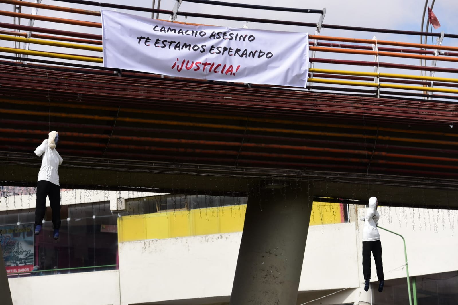 Cuelgan muñecos con rostro de Luis Fernando Camacho en La Paz y lo llaman ‘asesino’