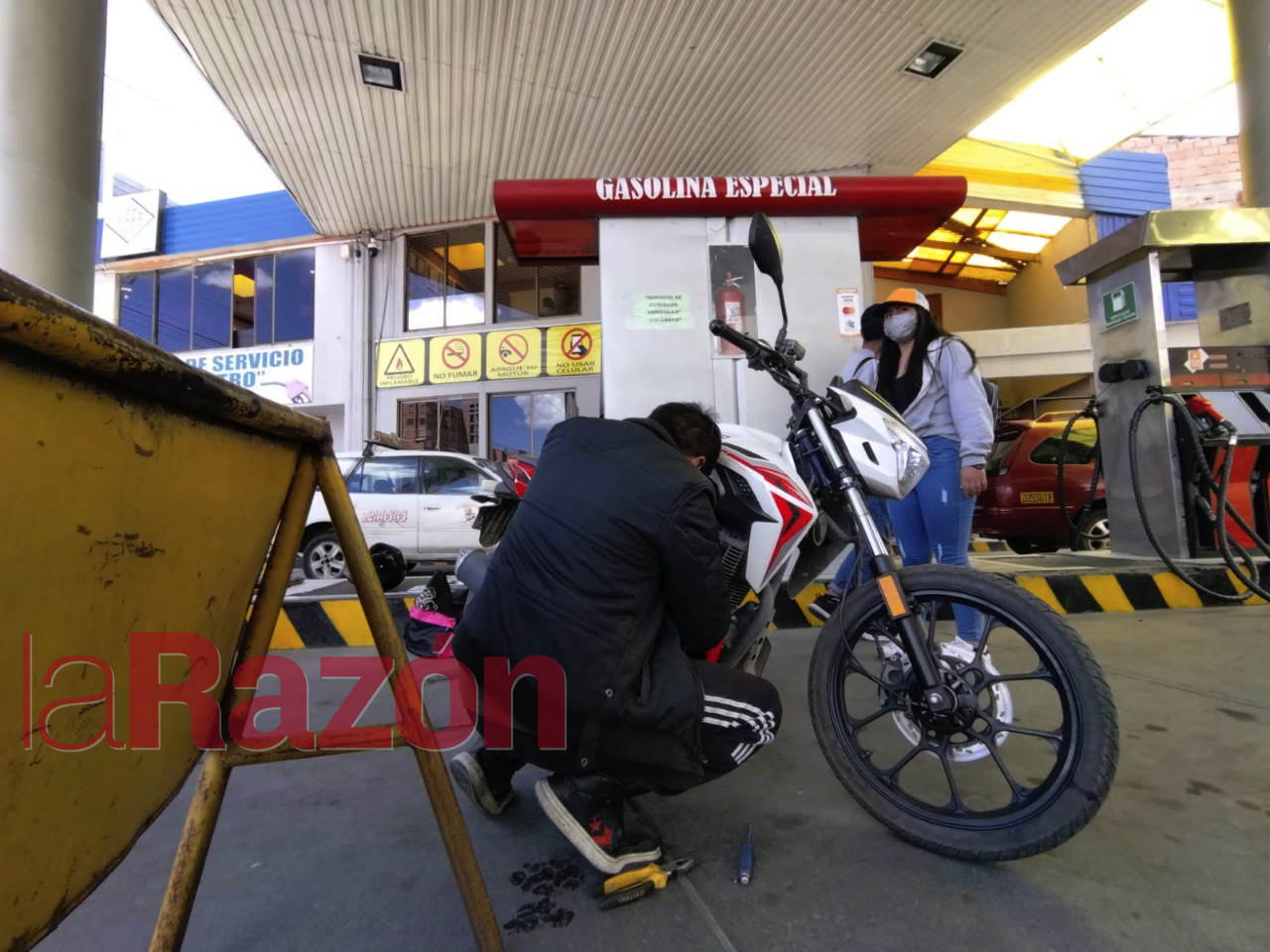 YPFB garantiza calidad en despacho de gasolina tras denuncia de gasolina mezclada con agua