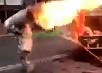 Bombero carga un tanque de gas en llamas para evitar que explotara en un restaurante de México