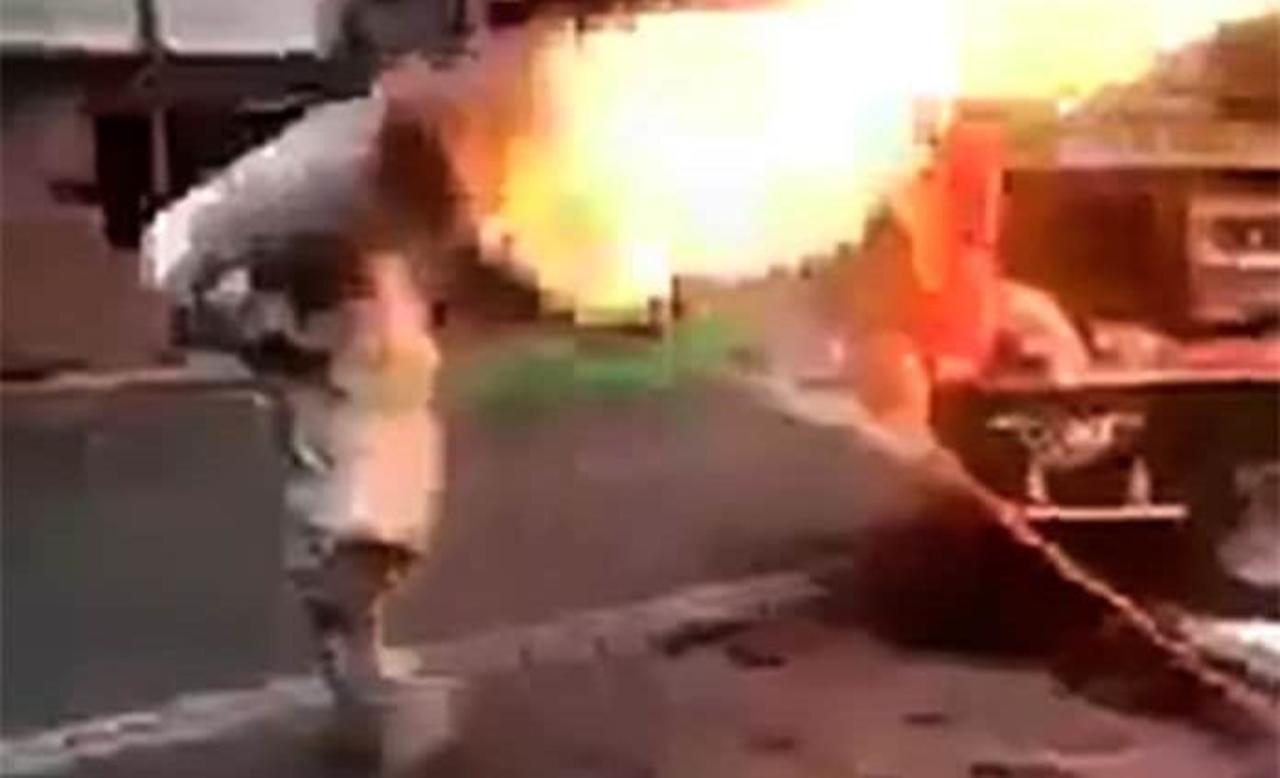 Bombero carga un tanque de gas en llamas para evitar que explotara en un restaurante de México