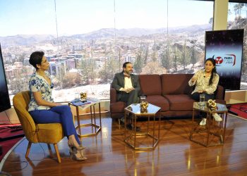 Analistas coinciden que medios de comunicación abandonaron su función mediadora