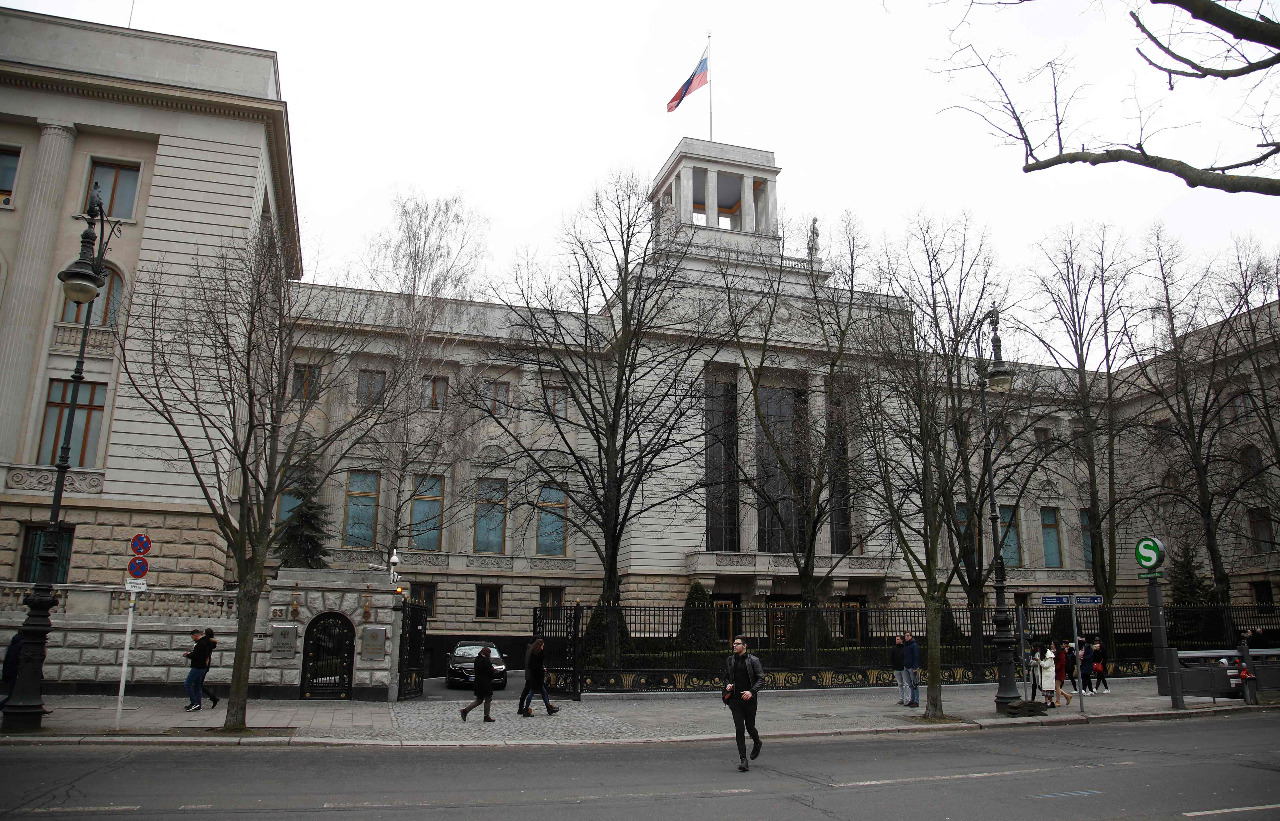 Un diplomático ruso apareció muerto fuera de la embajada en Berlín