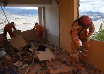 La Alcaldía de La Paz inicia demolición de dos inmuebles en la avenida Buenos Aires