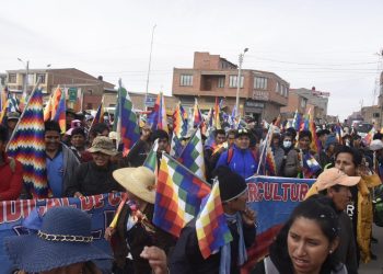 Comienza la marcha en defensa del Gobierno y la democracia