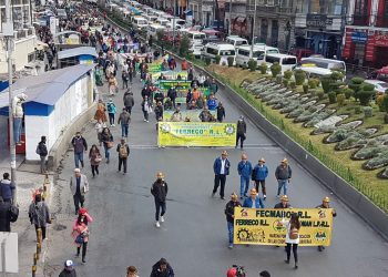 Auríferos colapsan el centro de La Paz y analizan el cumplimiento de sus demandas