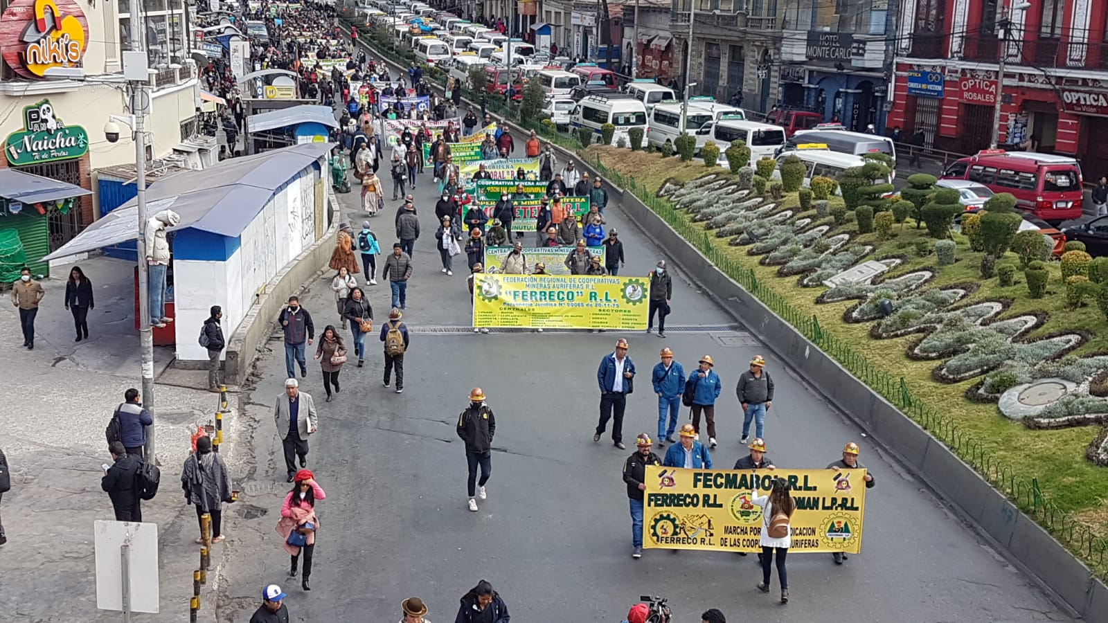 Auríferos colapsan el centro de La Paz y analizan el cumplimiento de sus demandas