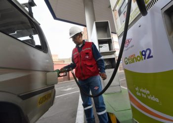 Estudio de la UMSA certifica que mezcla de alcohol en la gasolina no afecta al motor