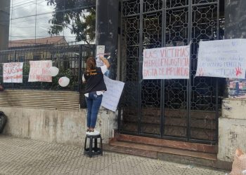Las víctimas de pederastia y Mujeres de Fuego realizan un mitin en el Arzobispado de Cochabamba.