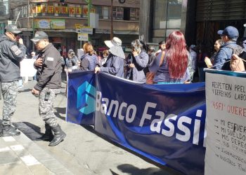 Empleados de Fassil entregan cartas de solicitud de pago de salarios al Ministerio de Trabajo