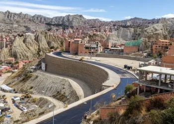 Uno de los puentes trillizos, que conecta las zonas de Inmaculada Concepción y 14 de Septiembre, a través de la avenida Libertad, será rehabilitado. FOTO: GAMLP