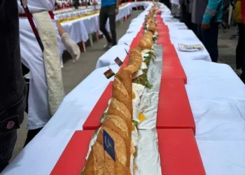 Estudiantes de Gastronomía de la Universidad de Los Andes elaboraron el sándwich de Huevo más grande del mundo. FOTO: GAMLP