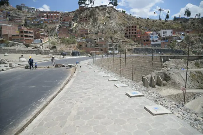 los trabajos de estabilización en las zonas Inmaculada Concepción y 14 de Septiembre, afectadas por un megadeslizamiento en 2019, entraron a su fase final. FOTO: GAMLP