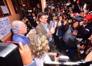 Rodrigo Paz emite su voto y dice que se acabó un ciclo