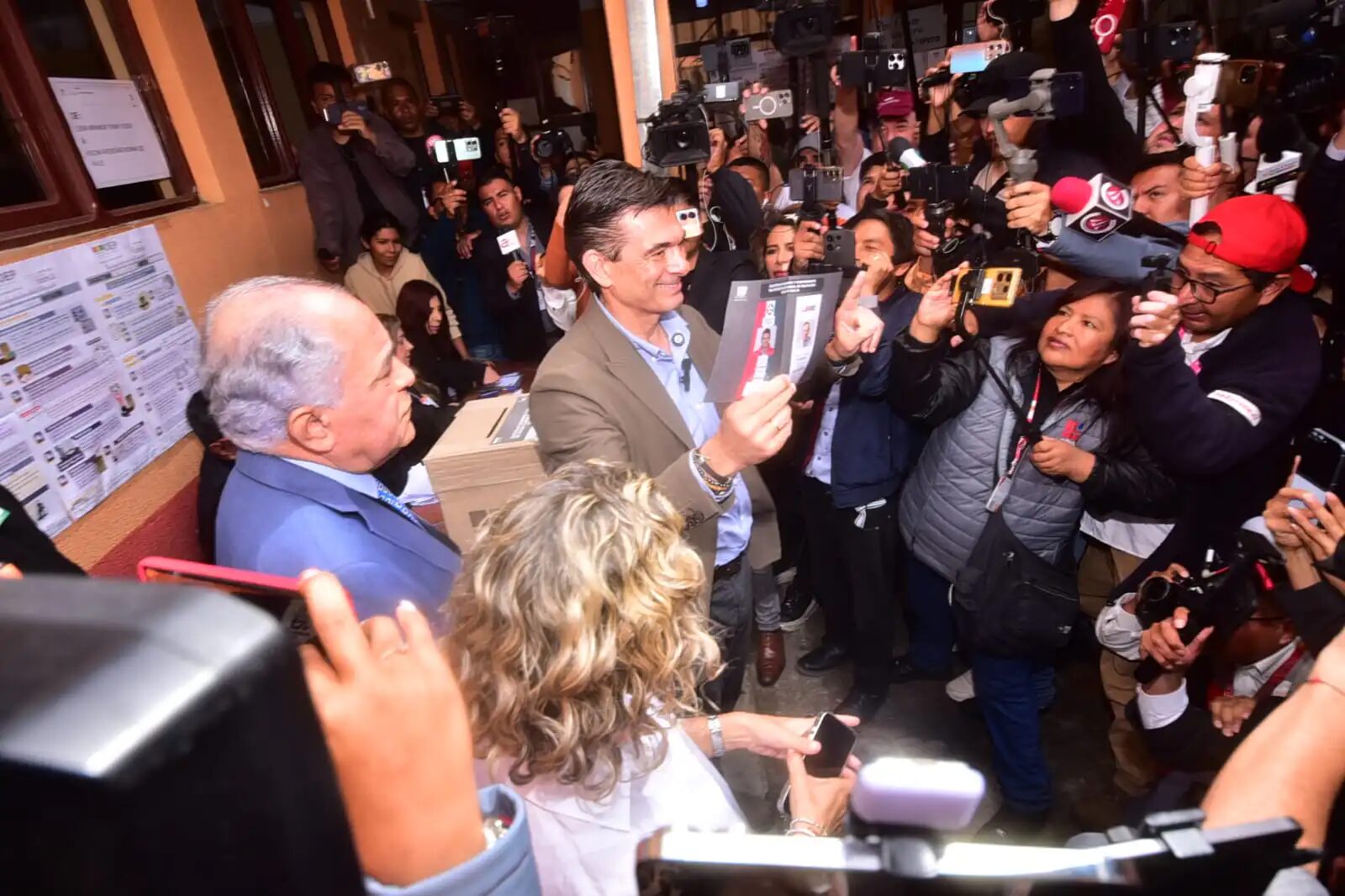 Rodrigo Paz emite su voto y dice que se acabó un ciclo