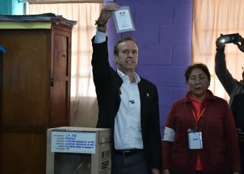 Quiroga emite su voto en La Paz y exhorta a la población a participar