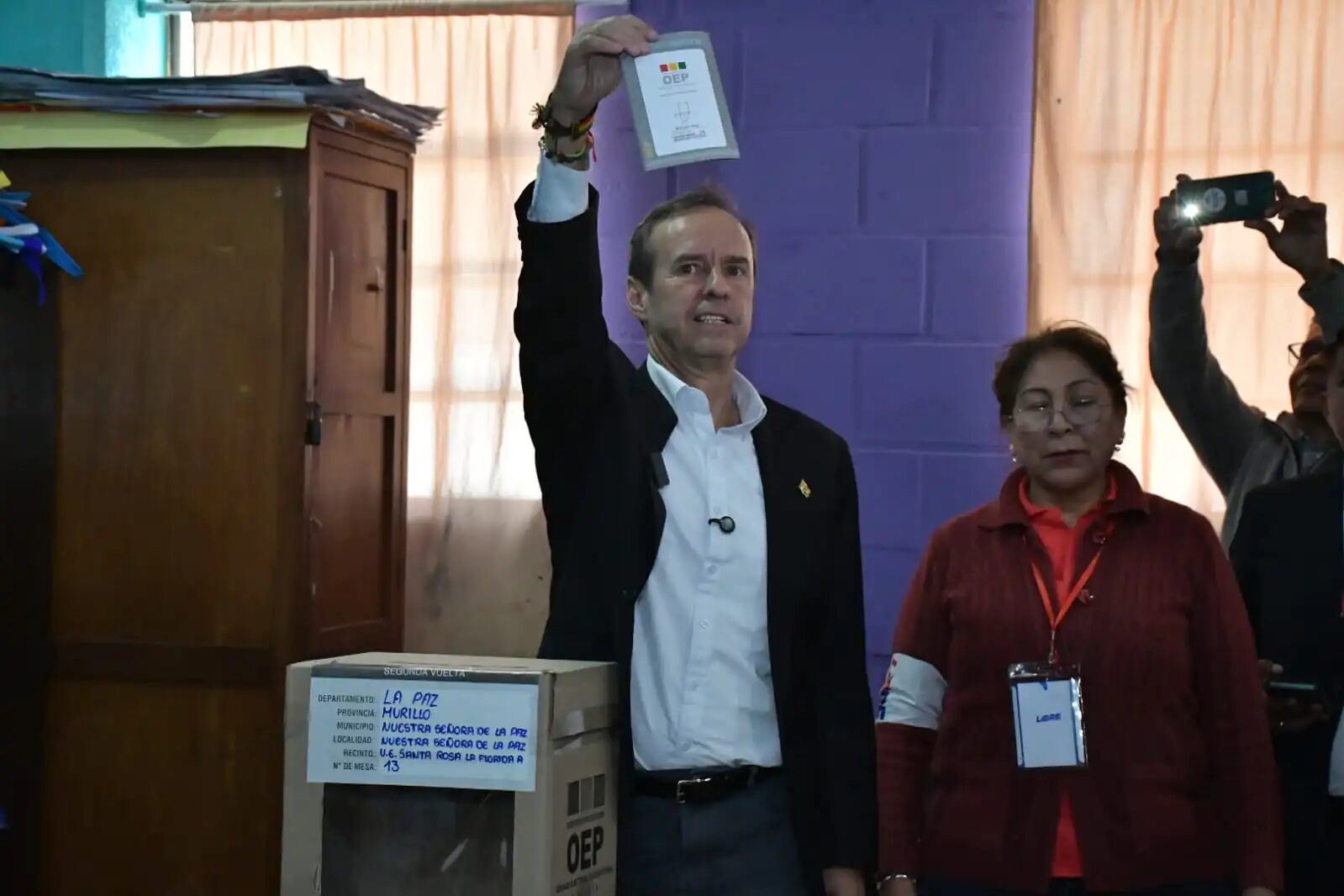 Quiroga emite su voto en La Paz y exhorta a la población a participar