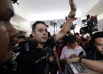 Lara vota en Santa Cruz y asegura que esperará resultados en casa