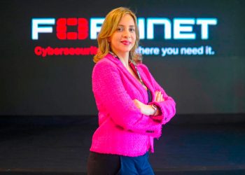 Yecsy Escalona despliega sus conocimientos sobre ciberseguridad.