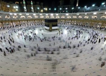 Fieles acuden al monte Arafat en momento cumbre de la peregrinación a La Meca