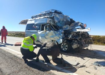 La policía recaba evidencias del fatal accidente en la carretera Oruro-Pisiga. Foto: APG