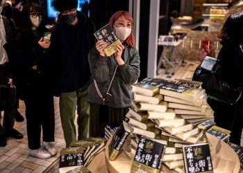 Primeros admiradores de Murakami en obtener el más reciente libro del autor japonés. Foto: AFP