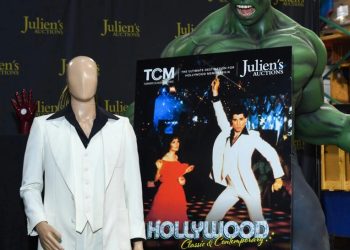 Subastan traje de Jhon Travolta