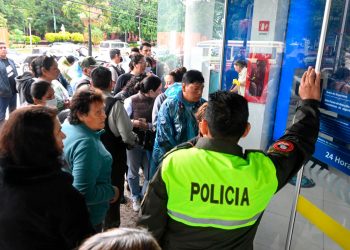 aglomeracion_gente_banco_fassil.jpg