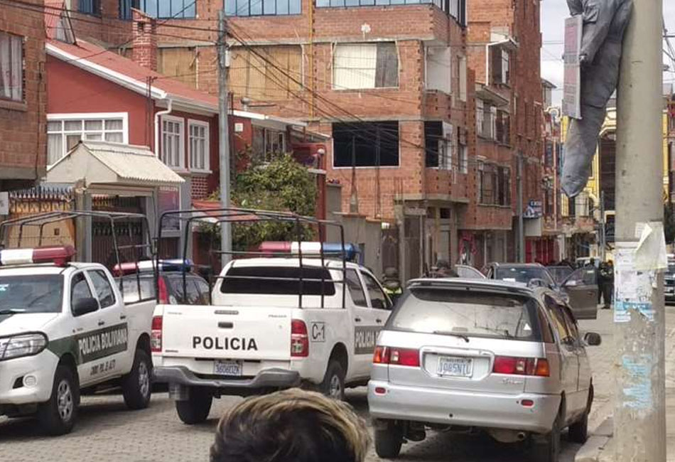 Delincuentes armados asaltan a dos ciudadanos en El Alto y los despojan de $us 250.000