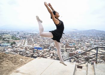 Una iniciativa busca aliviar la vida de niñas y adolescentes pobres de Lima mediante el ballet. Foto: AFP