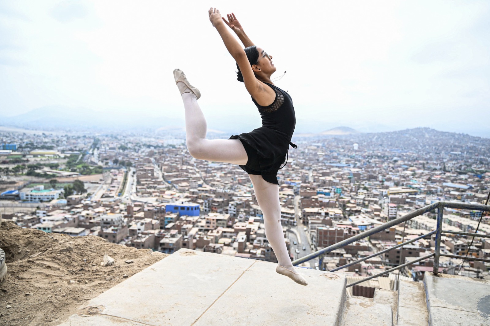 Una iniciativa busca aliviar la vida de niñas y adolescentes pobres de Lima mediante el ballet. Foto: AFP