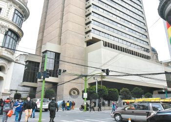 El edificio del Banco Central de Bolivia en el centro de la ciudad de La Paz.