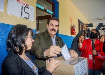 El alcalde de Cochabamba, Manfred Reyes Villa, emitió su voto en el colegio Don Bosco. FOTO: GAMC