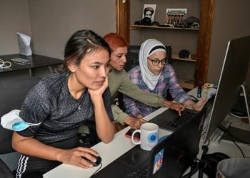 Jóvenes refugiadas en Grecia luchan por la igualdad de género con películas y podcasts