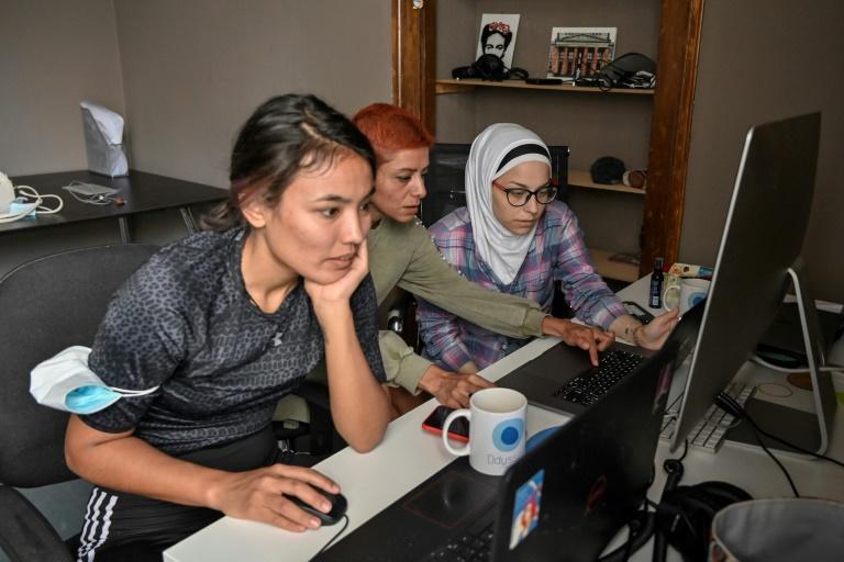 Jóvenes refugiadas en Grecia luchan por la igualdad de género con películas y podcasts