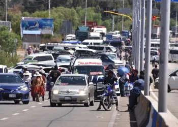 Transporte de Cochabamba levanta el bloqueo por combustibles