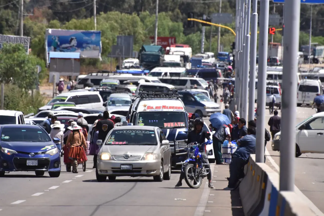 Transporte de Cochabamba levanta el bloqueo por combustibles