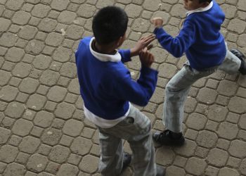 Un estudiante atacó a su compañero y le "marcó" la cara con una regla.