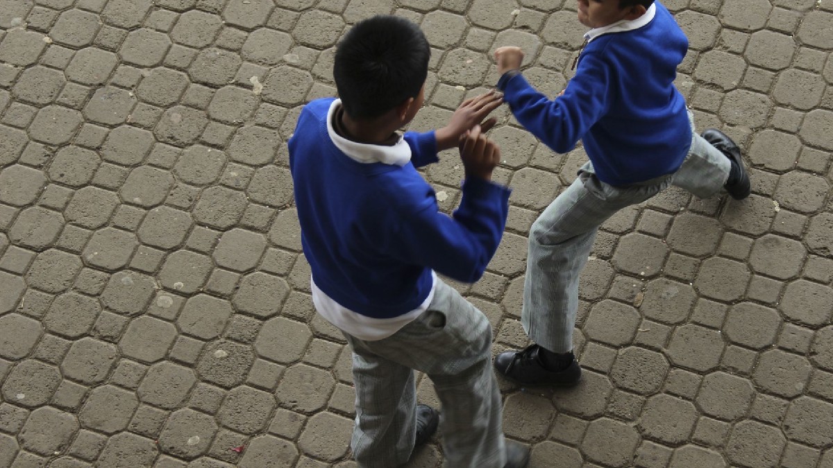 Un estudiante atacó a su compañero y le "marcó" la cara con una regla.