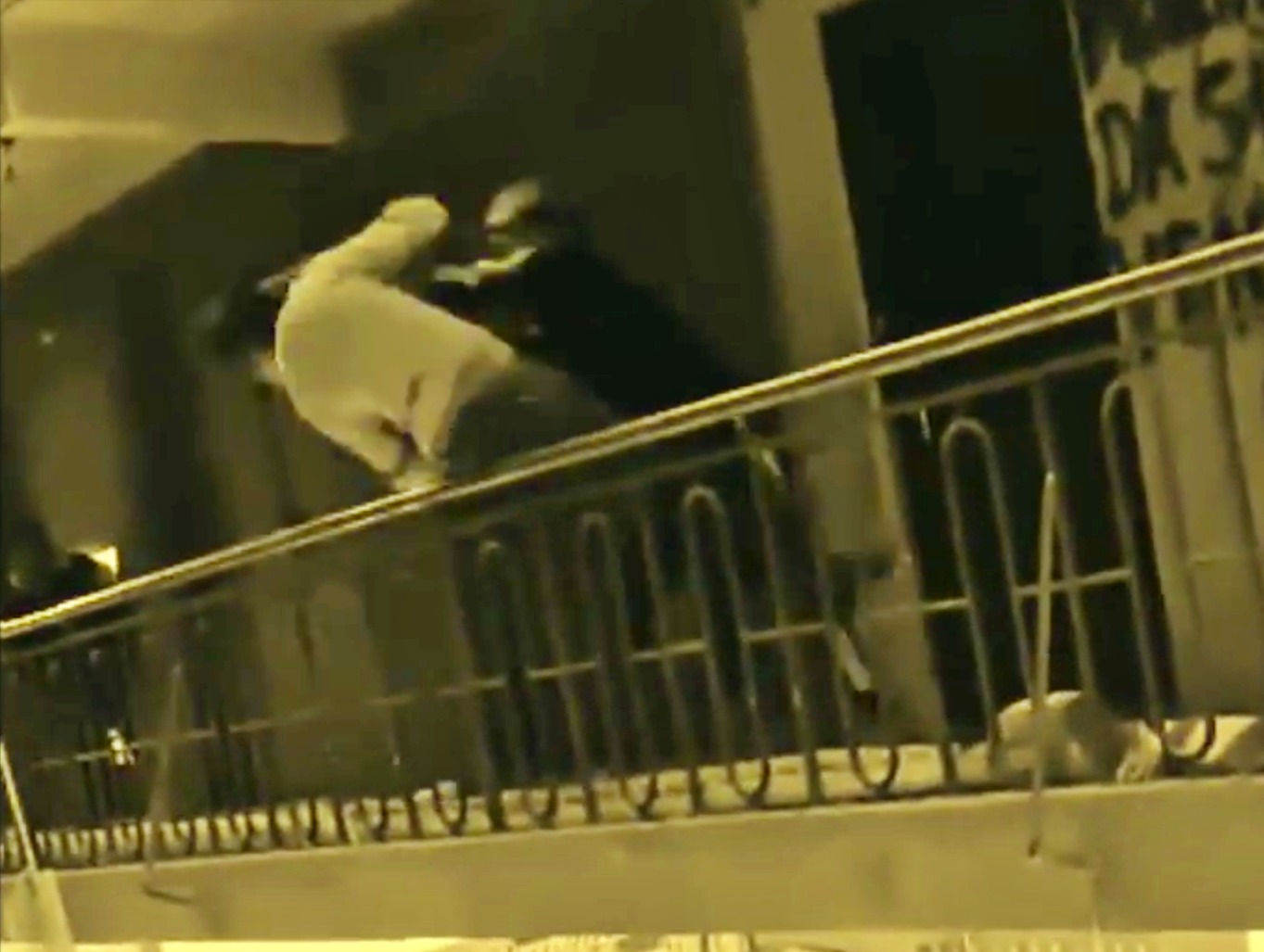 Estudiantes protagonizan escenas violentas en el tercer piso de una unidad educativa. Foto: Captura RRSS