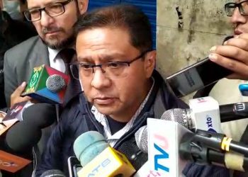 El jesuita Orlando Chirveches presentó documentos en la Fiscalía.