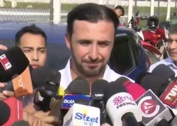 El candidato vicepresidencial Juan Pablo Velasco emitió su voto. FOTO: Captura Unitel