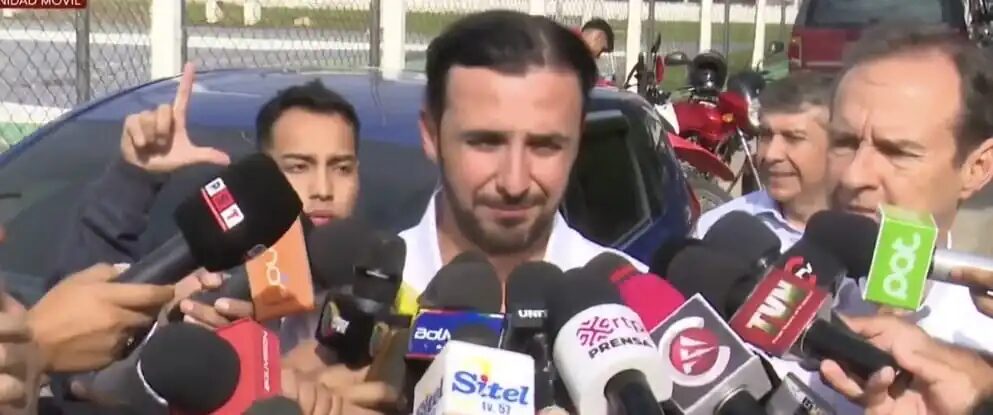 El candidato vicepresidencial Juan Pablo Velasco emitió su voto. FOTO: Captura Unitel