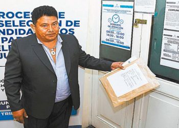 Un candidato presenta sus documentos para las judiciales