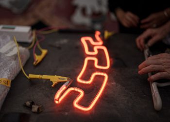 Varios carteles de neón fueron retirados de los barrios antiguos de Hong Kong. Foto: AFP