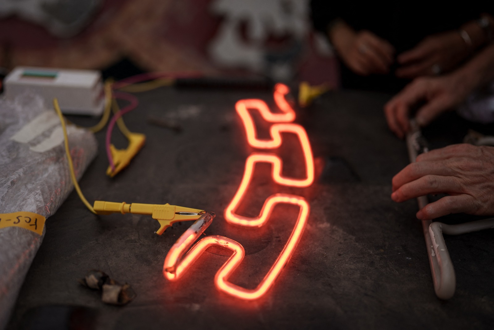Varios carteles de neón fueron retirados de los barrios antiguos de Hong Kong. Foto: AFP