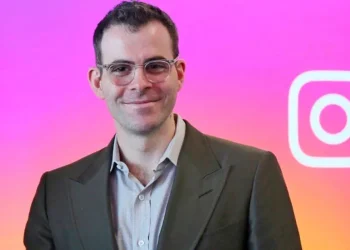 Instagram niega usar el micrófono, pero usará tus chats con IA